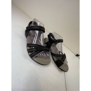 Earth Origins women’s size 7W black sandals